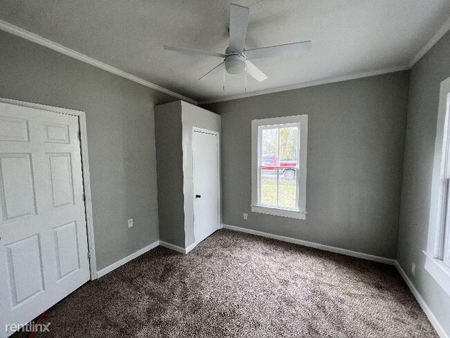 Building Photo - 3 br, 1 bath House - 502 E Oak St