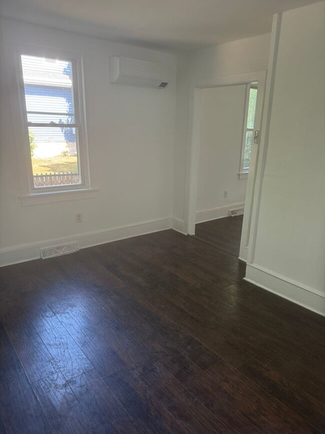 Building Photo - Charming 2 bedroom 1 bathroom, recently re...