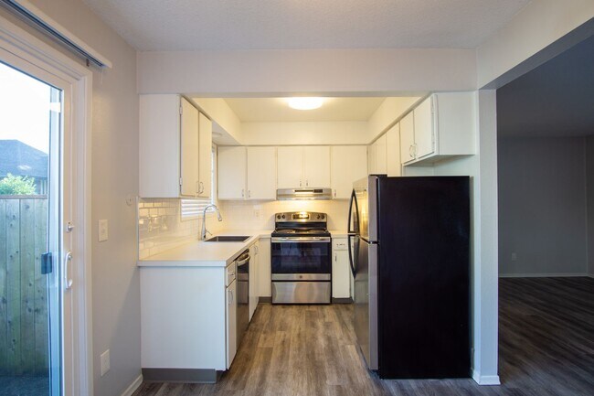 Building Photo - Off SE Belmont: Mid-Century 2Bdr w/Patio & Parking!