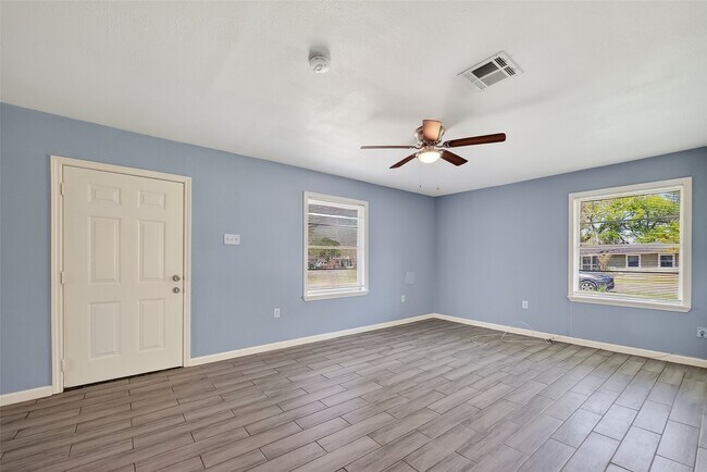 Foto del edificio - 6022 Lyndhurst Dr