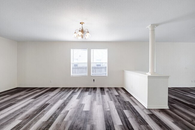 Building Photo - Recently renovated large 4 bedroom home!