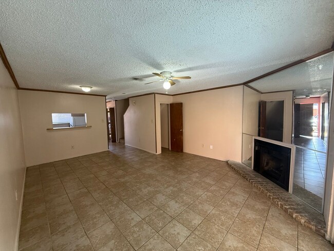 Building Photo - 2 bedroom 2 bath town home in a gated community