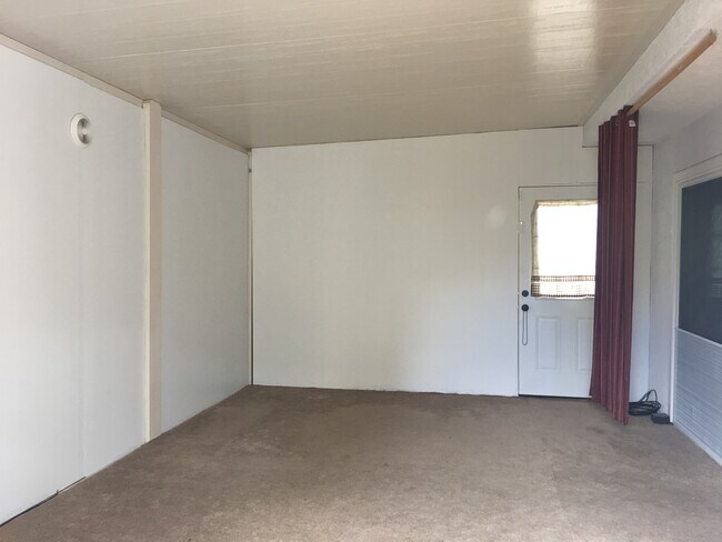 Building Photo - 32460 Somerset Dr