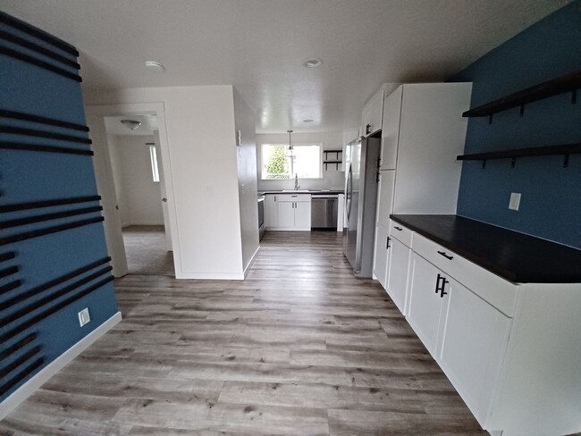 Building Photo - Newly remodeled 3 bed/1 bath home with fen...