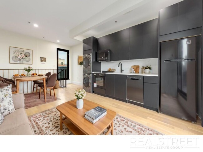 Building Photo - Stunning Brand new PH 1 Bed with Private R...