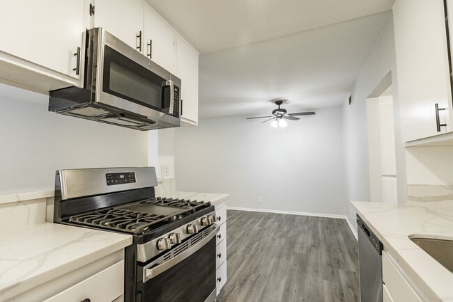 Foto del interior - 17211 Chatsworth Street