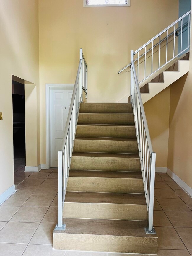 Building Photo - 4054 Greenwood Dr