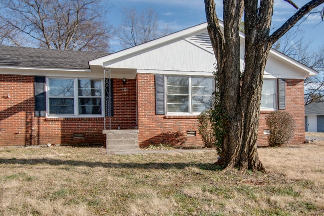 Building Photo - 1302 Hamilton Dr