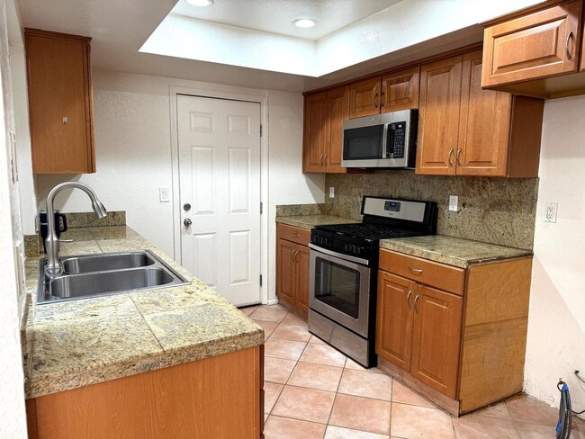 Building Photo - Beautiful 3 Bedroom 2.5 Bath