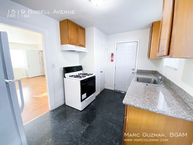 Foto del edificio - Top Floor Apartment Two Blocks from BART