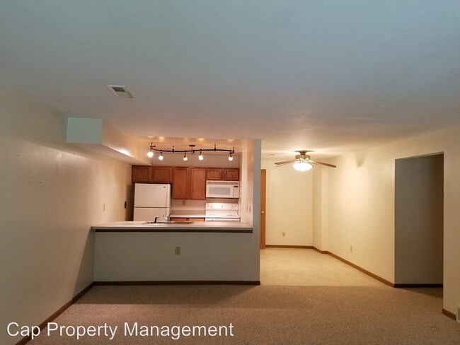 Building Photo - 1616 Green Valley Dr