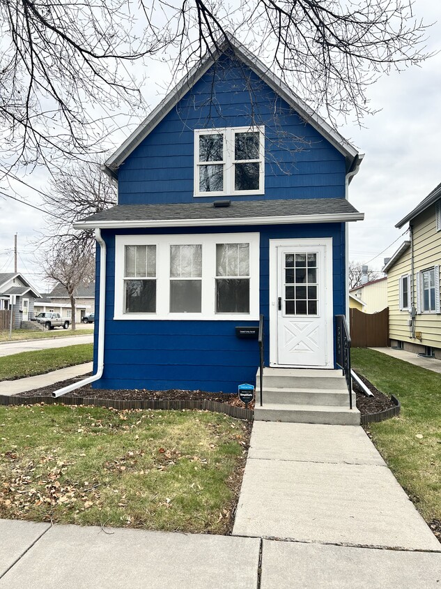 Primary Photo - 1201 University Ave