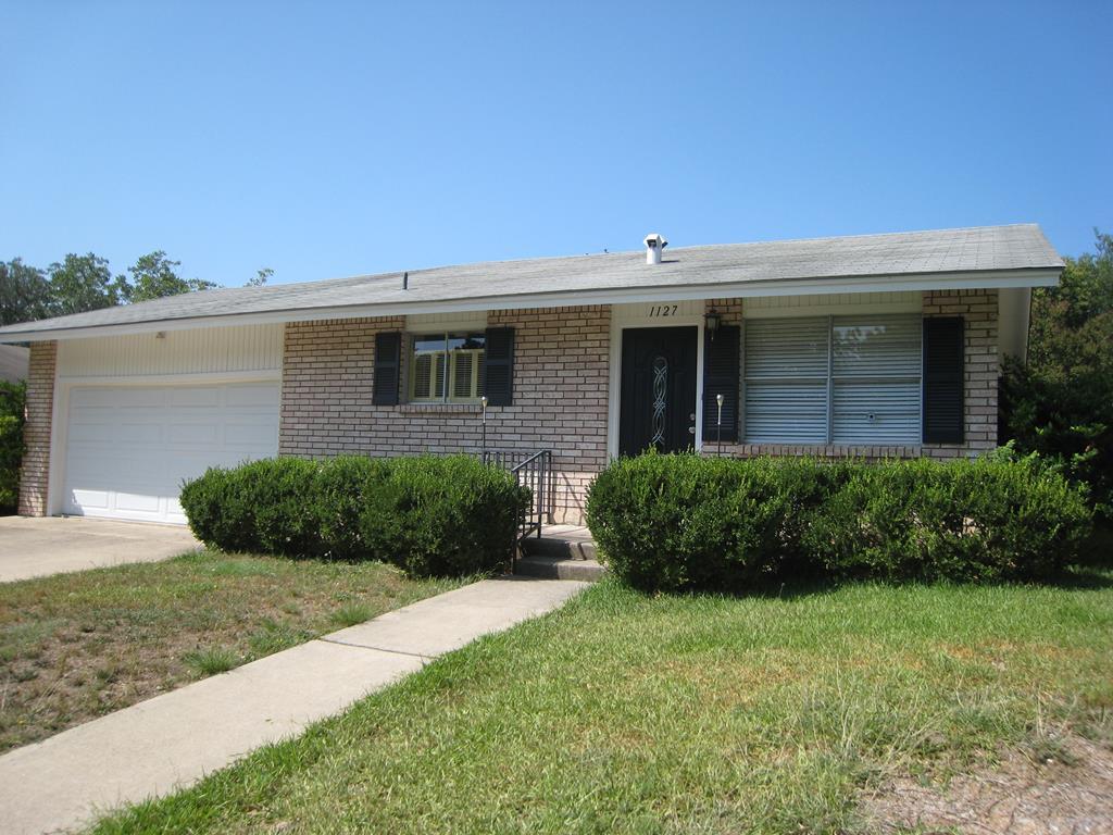1127 Lake Dr, Kerrville, TX 78028 House for Rent in Kerrville, TX