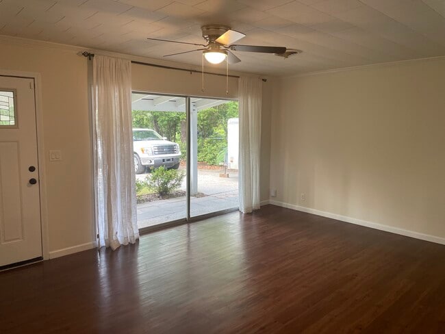 Foto del edificio - 6220 Ridge Rd