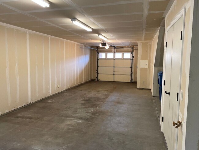 Foto del edificio - Large garage with attached spacious 2 bedroom townhome