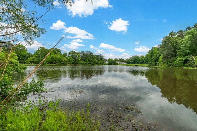 Building Photo - 6-bedroom, 4.5-bathroom home located in th...