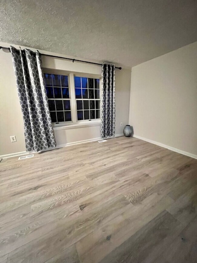 Foto del edificio - WELL MAINTAINED END UNIT TOWNHOUSE IN FARMBROOK