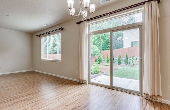 Building Photo - Spacious 3 Bedroom 2.5 Bathroom Home in Id...