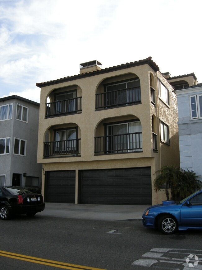 Building Photo - 2416 Manhattan Ave