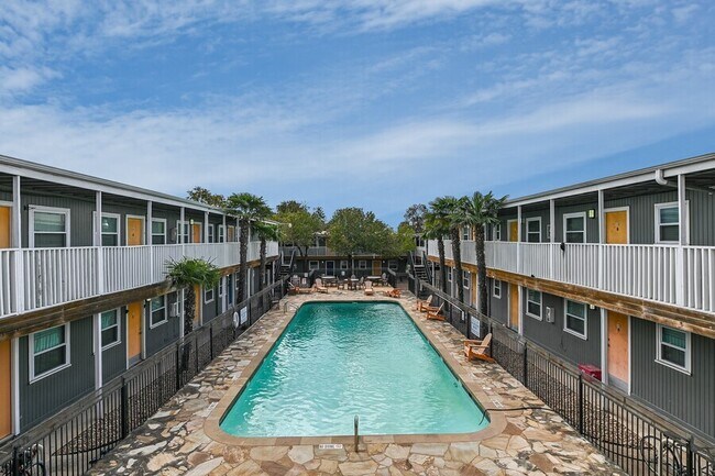 Foto del edificio - 2401 Manor Rd