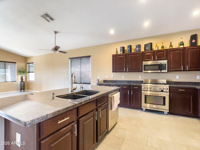 Foto del edificio - 1084 N Martingale Rd