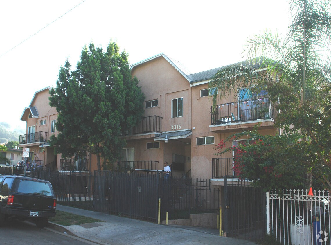 Primary Photo - 3316-3320 Chapman Ave