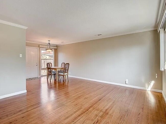 Foto del edificio - 463 Larkspur Dr