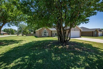 Building Photo - 610 Maplewood Dr