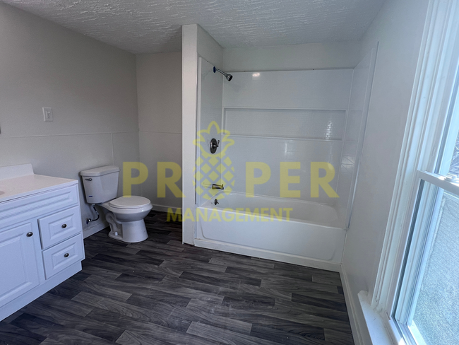 Building Photo - 3 bedrooms 1 bathrooms house for rent