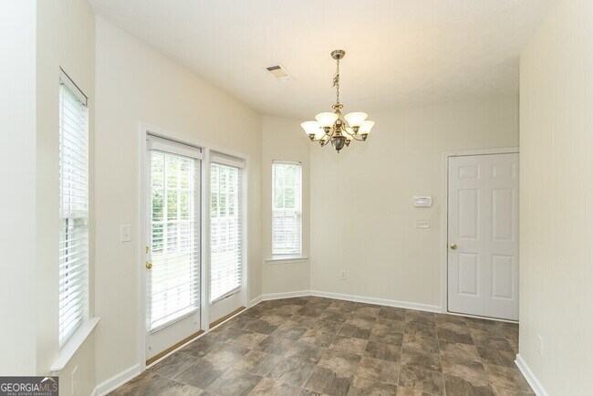 Building Photo - 46 Roxbury Ln