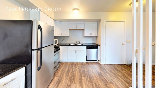 Foto del edificio - Available Fall 2025! 4 Bedroom Townhome Lo...