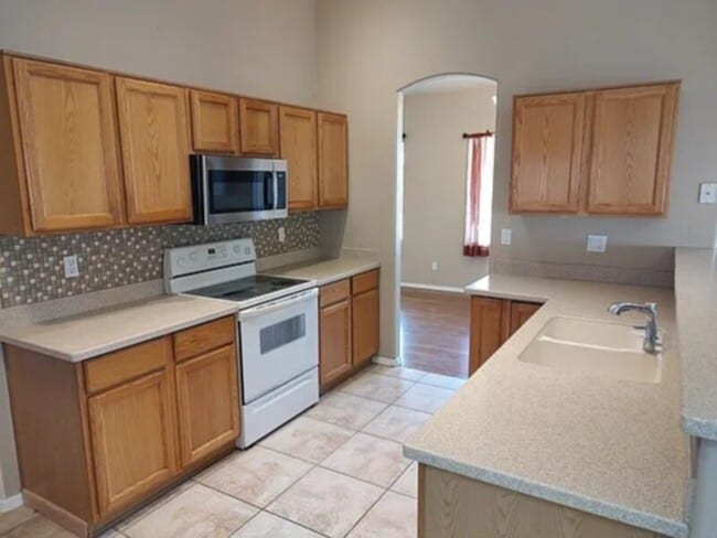 Building Photo - 671 E Kent Ave