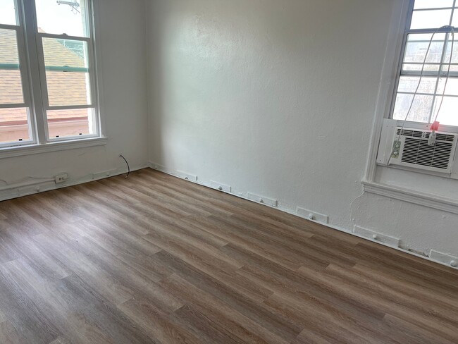 Building Photo - 225 E Garfield Ave