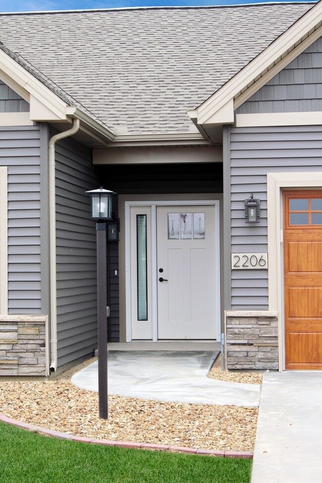 Building Photo - 2206 Rocky Ln