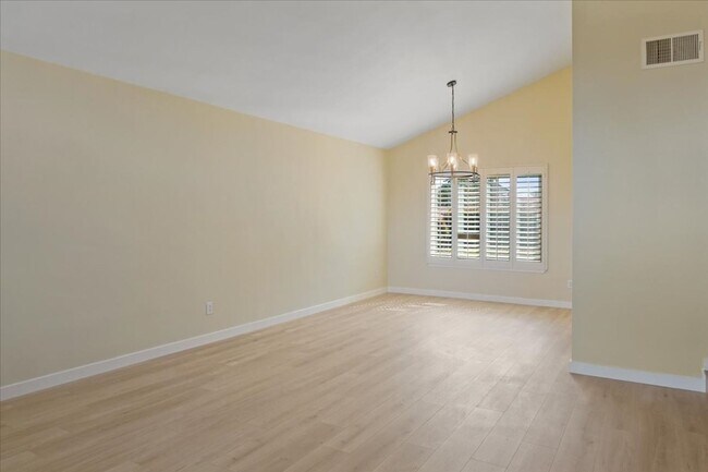 Building Photo - Beautiful 4 Bedroom 3 Bathroom Porter Ranc...