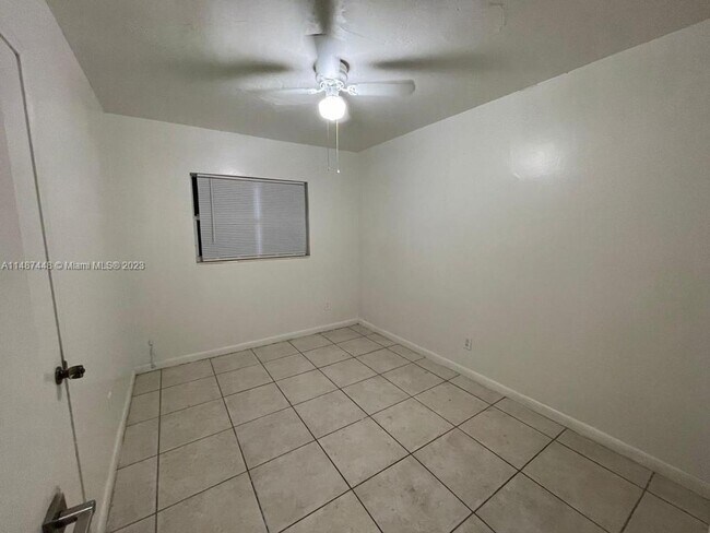 Foto del edificio - 905 NW 24th Ave