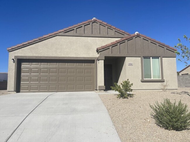 Foto del edificio - 4 bed 2 bath spacious home with garage BHCRENT.COM