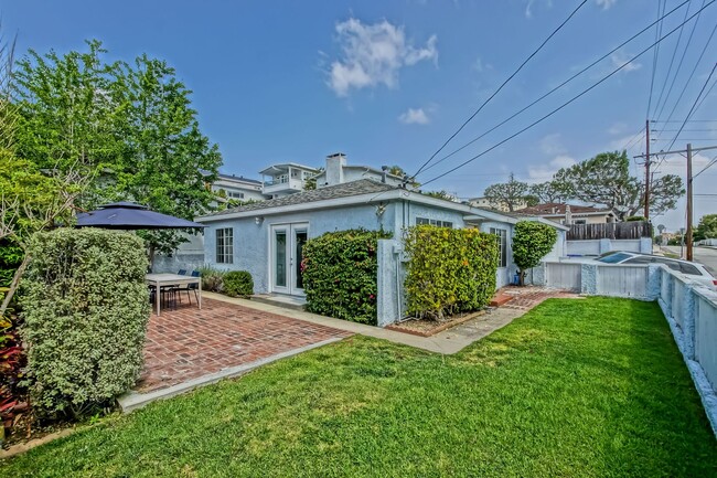 Foto del edificio - CHARMING & AIRY HOME W/ SPACIOUS FENCED YARD & LARGE 2-CAR GARAGE CLOSE TO SCHOOLS, SHOPPING & MI...