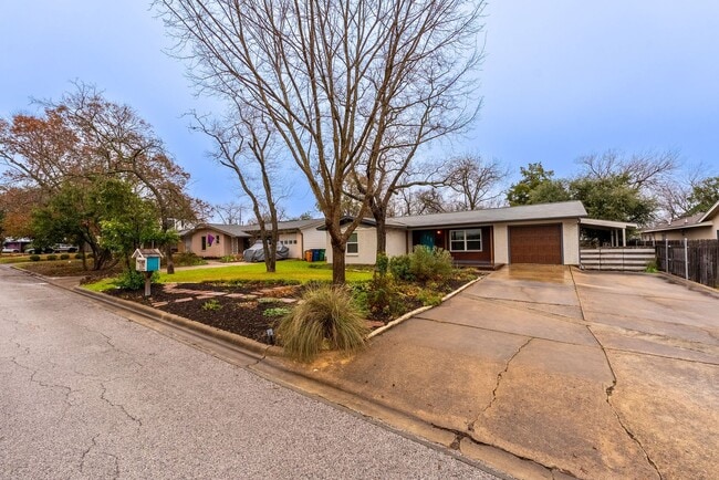 Building Photo - Charming 3/1 Located in Crestview.