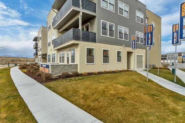 Spacious 3 Bed 2 Bath Condo in Sandy! - Spacious 3 Bed 2 Bath Condo in Sandy!