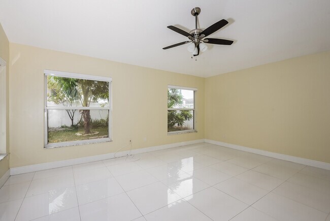 Foto del edificio - 12252 Bronson Way