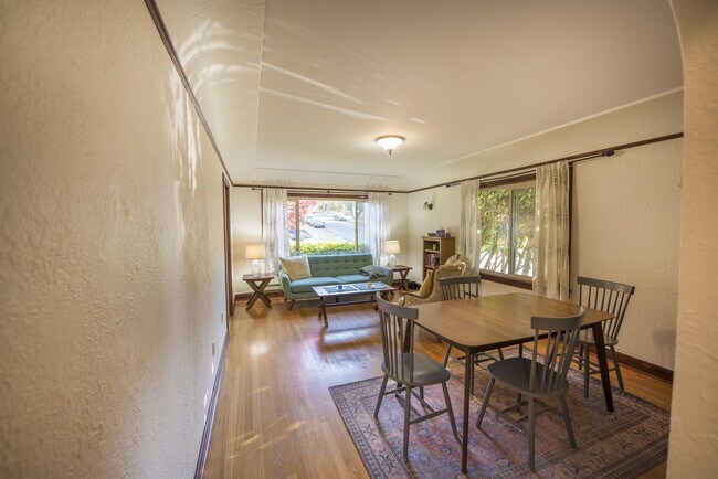 Foto del edificio - 2203 Yale Ave. E.