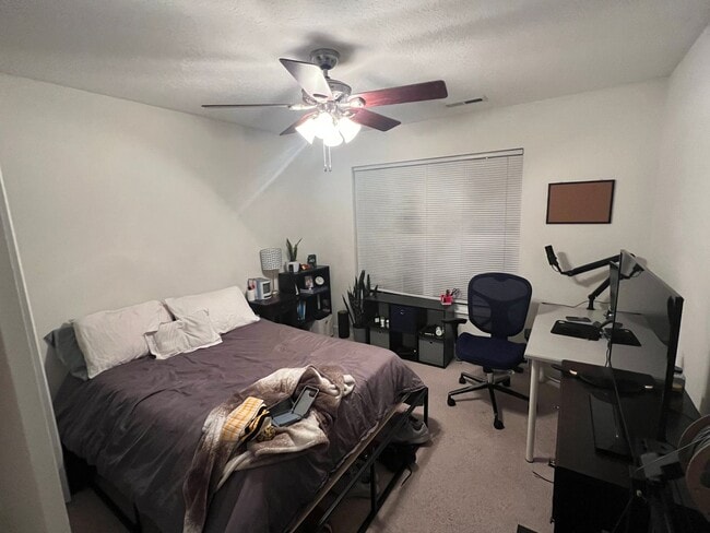 Foto del edificio - Available for the 2026-2027 lease term.