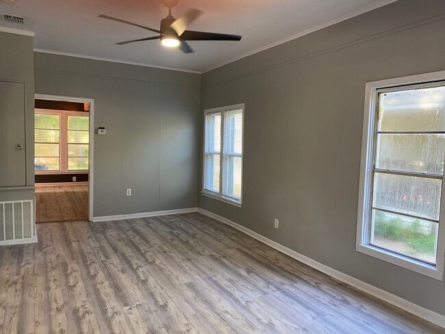 Building Photo - Remodel 2.5 Bedroom Home 1/2 Off First Mon...