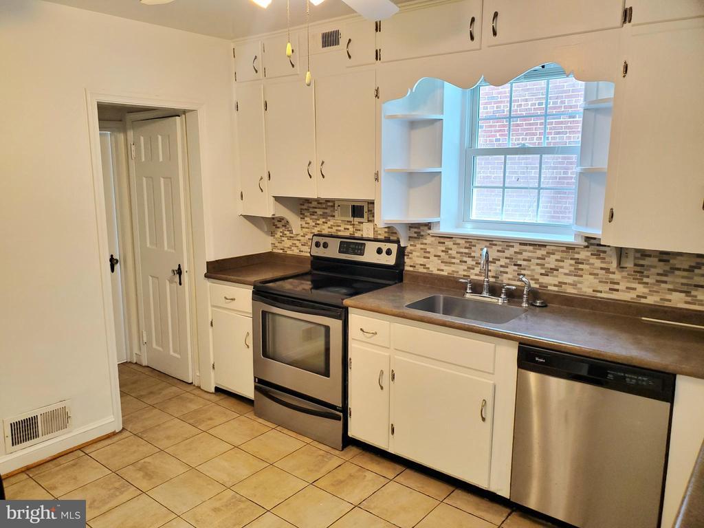 Primary Photo - 702 N George Mason Dr