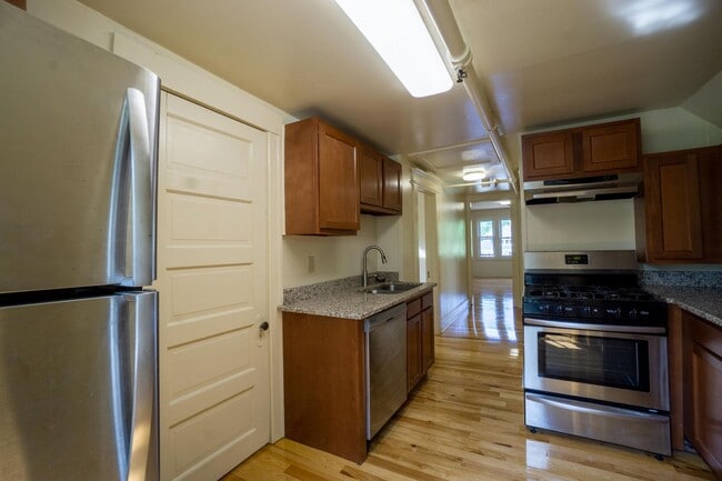 Building Photo - Available 6/1/26 - Newly Renovated 3 Block...