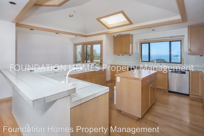 Building Photo - 4 br, 3.5 bath House - 59 Via Los Altos
