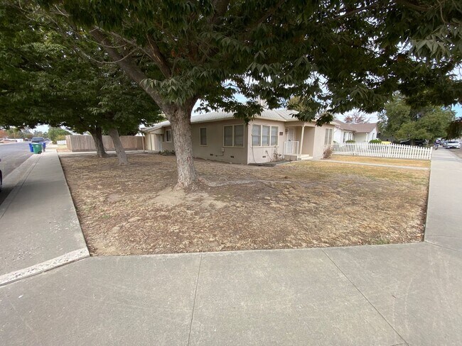 Building Photo - 3 bedroom/2bath home in Reedley available ...