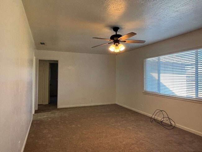 Foto del edificio - Updated 3 bedroom 2 bathroom home with large backyard, corner lot, close to shopping and schools ...