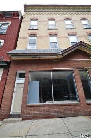 Foto principal - 661 Main St